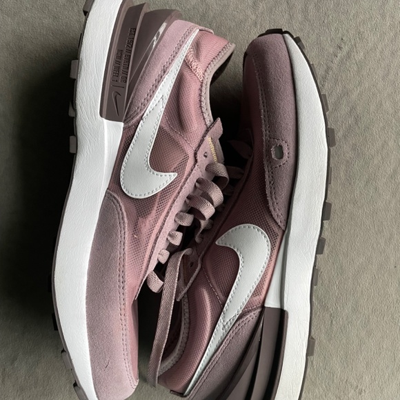 Nike Waffle One Big Kids size 5 - Picture 7 of 8